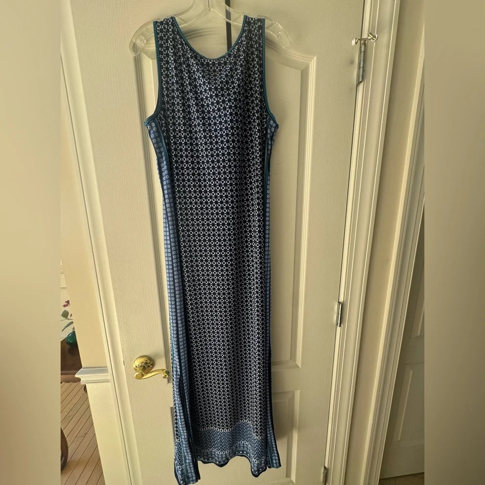 Max Studio elegant sleeveless